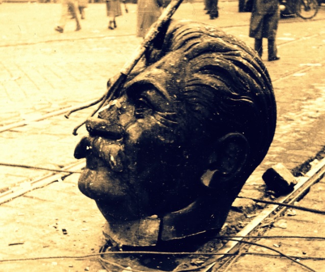1956_a_budapesti_Sztálin-szobor_elgurult_feje_fortepan_93004